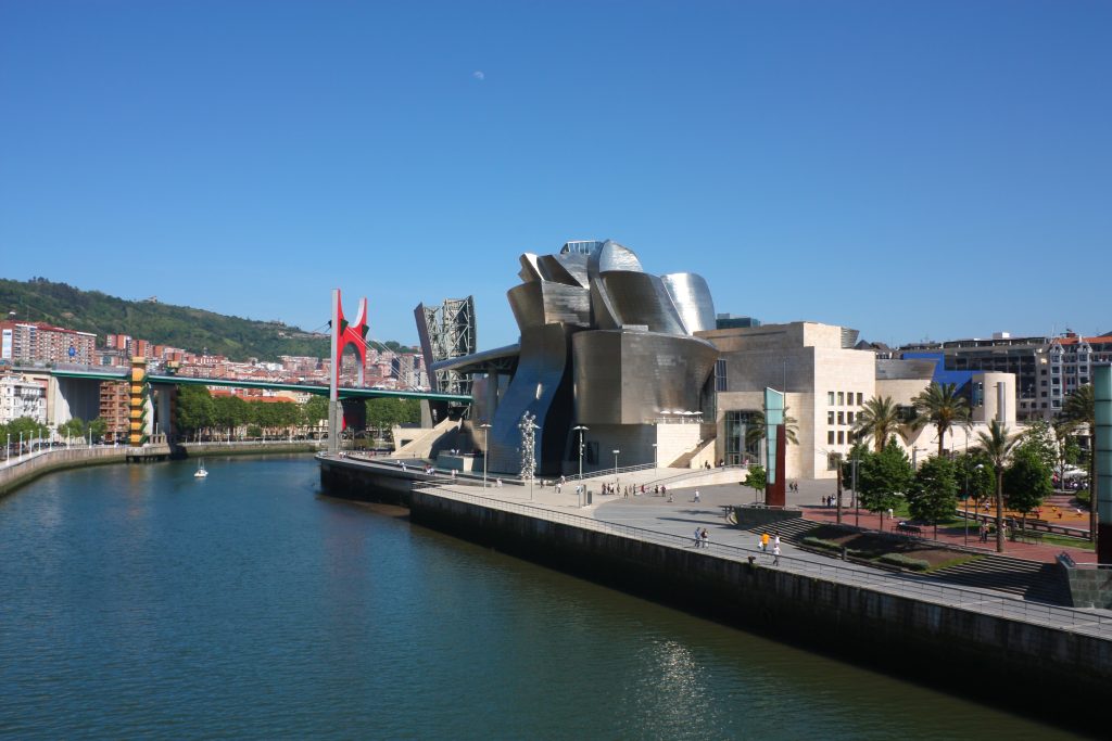Musée Guggenheim au bord du fleuve à Bilbao
