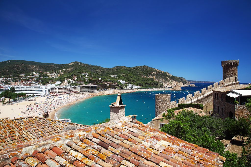 Baie méditerranéenne et château sur la Costa Brava