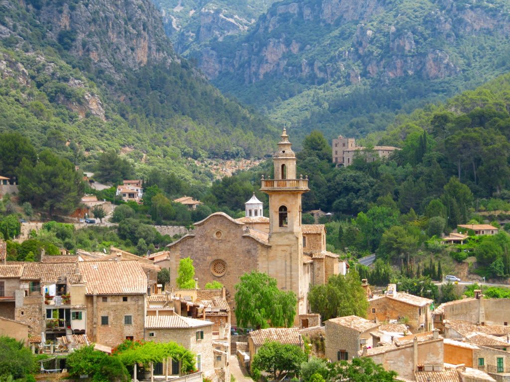 Village de Majorque au pied des montagnes
