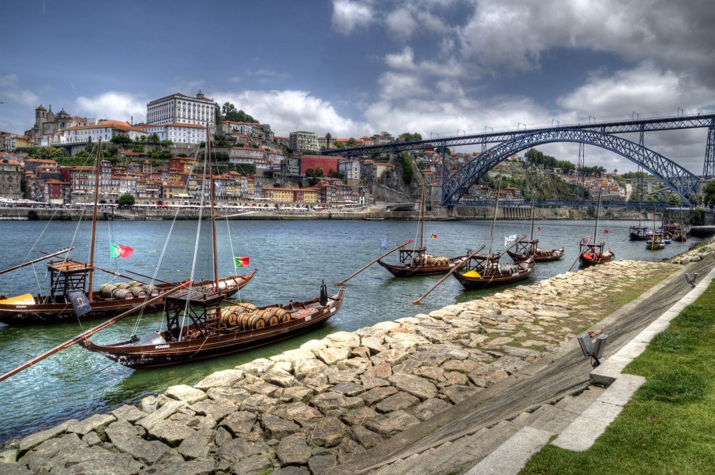 Bateaux traditionnels sur le Douro à Porto