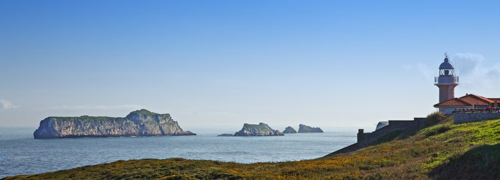 Côte rocheuse et phare de Cantabrie