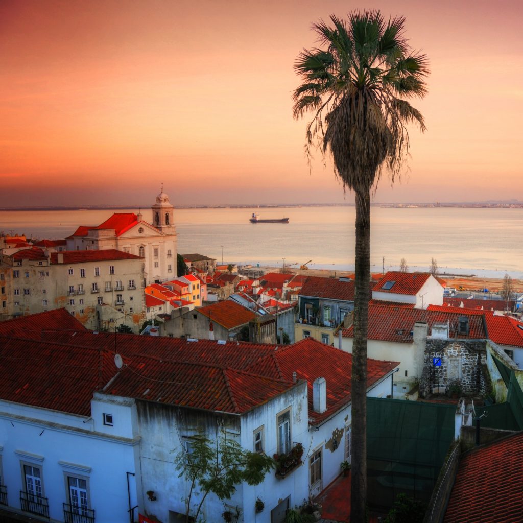 Toits de Lisbonne au coucher du soleil