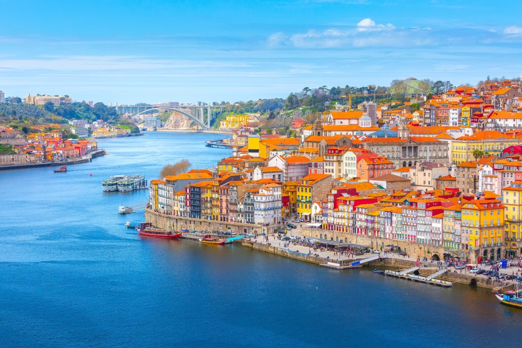 Quartier de la Ribeira à Porto au bord du Douro